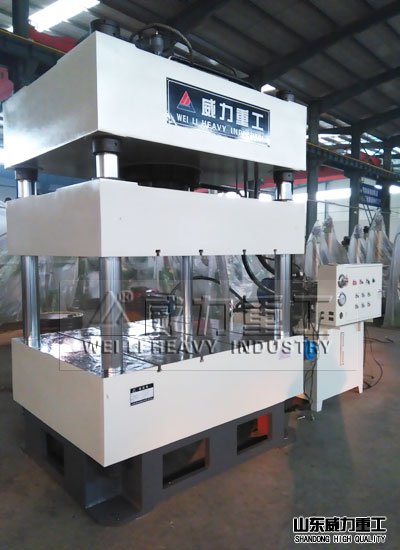 315噸四柱油壓機(jī)生產(chǎn)車(chē)間