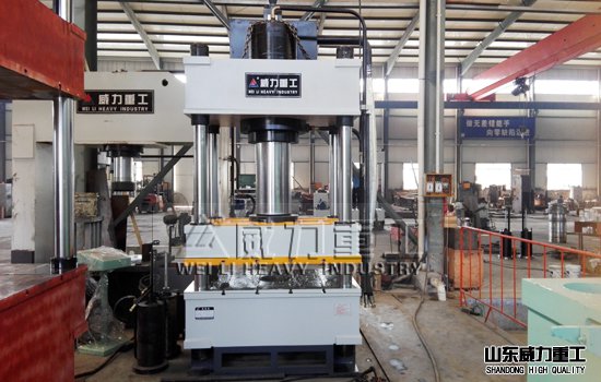 四柱油壓機(jī)加工生產(chǎn)車(chē)間