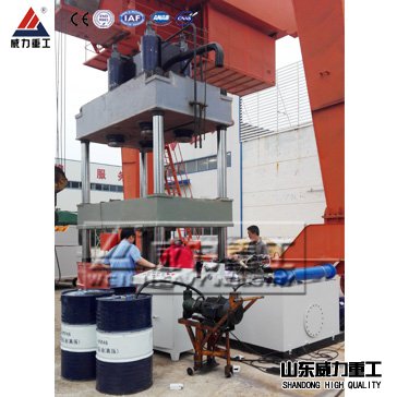 315噸三梁四柱油壓機(jī)加工生產(chǎn)現(xiàn)場