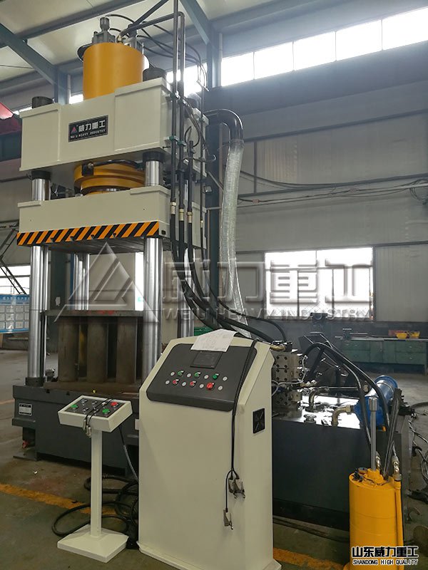 630噸三梁四柱油壓機(jī)加工車(chē)間