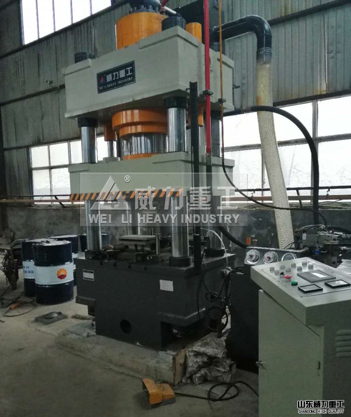 加工錨索托盤(pán)的四柱油壓機(jī)