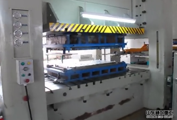 電視機(jī)背板沖壓拉伸加工現(xiàn)場(chǎng)