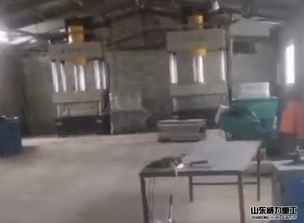 客戶采購兩臺315噸復(fù)合漏糞板成型油壓機(jī)設(shè)備